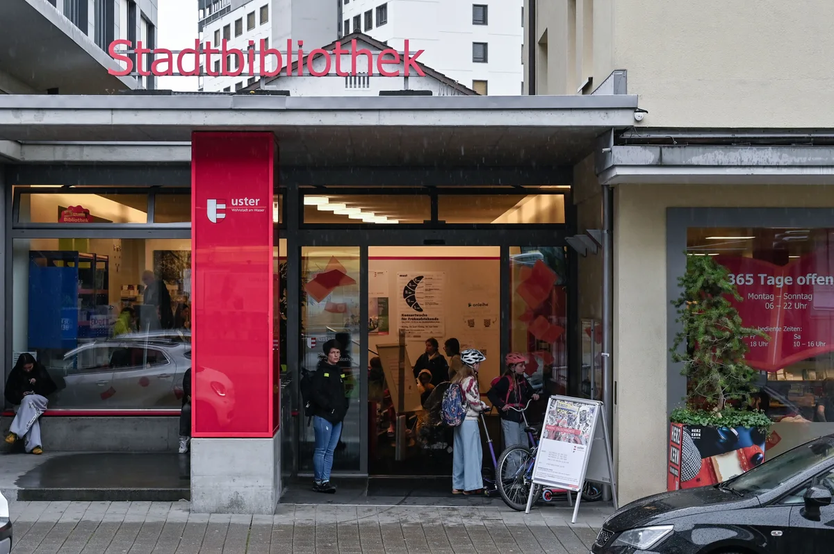 Die Stadtbibliothek Uster wollte bewusst auch Menschen ansprechen, die eher selten in die Bibliothek gehen. Frontansicht der Bibliothek.